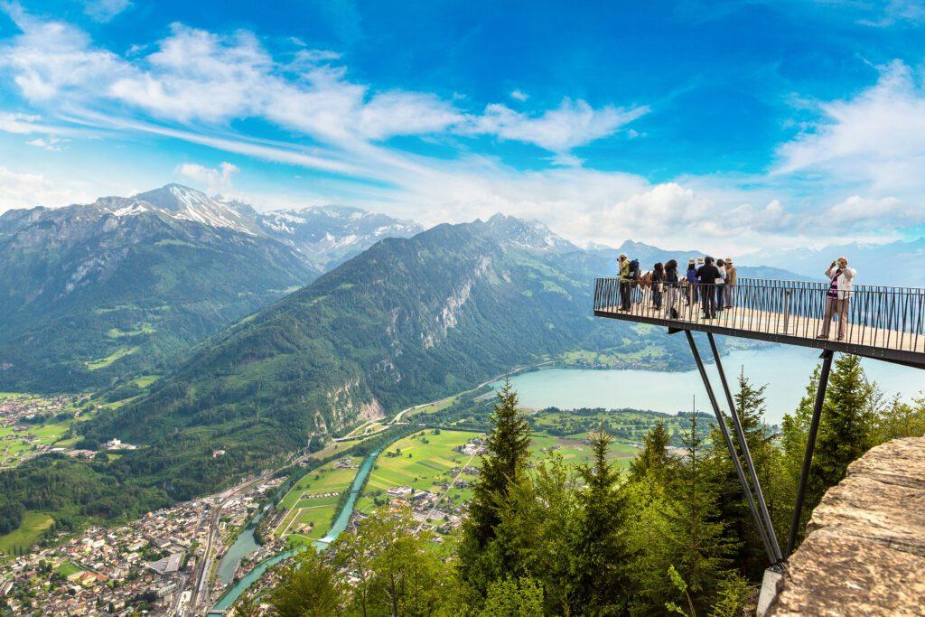 Panorama sur interlaken et les alpes suisses 1024x683